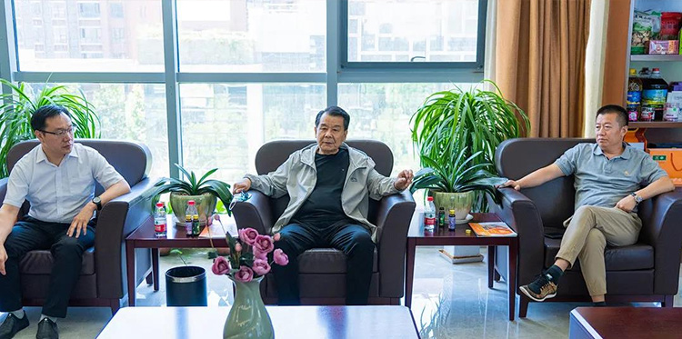 同谋发展 ：： 龙乡商会调查团，，，莅临JIUYOU.com天成参观领导！！！